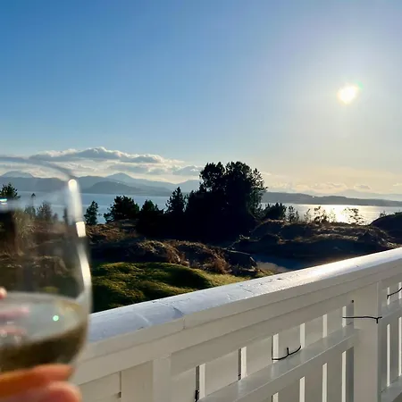Wake Up To A Beautiful View And Smell Of The Sea Apartment Kristiansund Exterior photo